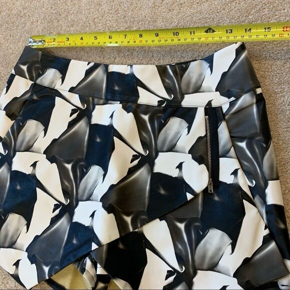 Beulah Black white floral faux leather skirt Sz M - Picture 7 of 8